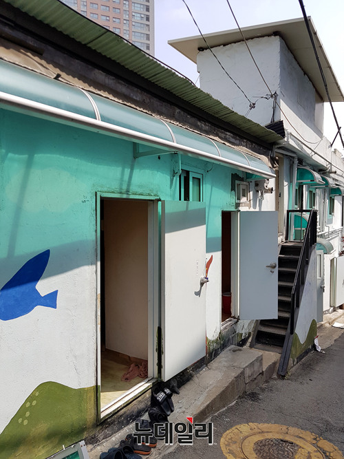 ▲ 아직 초여름이지만, 쪽방촌 건물 대문들은 대부분 개방돼 있었다.ⓒ뉴데일리 김태영 기자