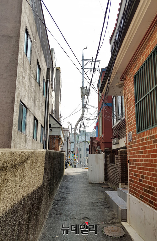 ▲ 구불구불 미로처럼 복잡하고, 통로가 좁은 쪽방촌 골목길의 모습.ⓒ뉴데일리 김태영 기자