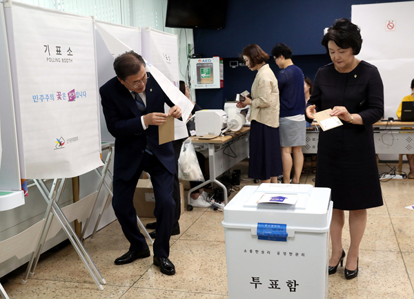 ▲ 문재인 대통령이 8일 오전 삼청동 주민센터에서 사전 투표를 하고 있다. ⓒ뉴시스 DB