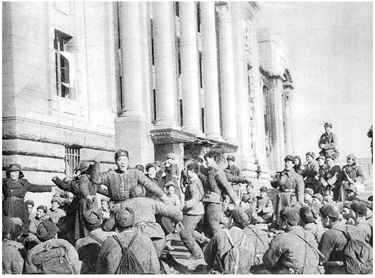 ▲ 6.25때 통일을 앞둔 1950년 10월 일방 침략한 중국 공산군이 서울 중앙청을 점령하여 환호하고 있다. 두번째로 서울이 함락되자 전시민이 '1.4후퇴'에 나섰다.(1954년 1월4일)