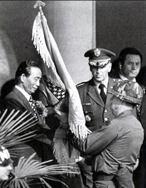 ▲ 키진저의 제네바 평화협정 직후 공산 월맹군의 남침으로 월남이 패망하자, 박정희 대통령은 미국을 설득하여 한미연합사령부를 창설, 미군 대장이 유사시 미국의 대규모 최신군사력을 총동원 지휘하도록 군사동맹체제를 대폭 강화하였으며, 이후 북한 정권은 미군철수 대신 '전시작전권' 회수를 공작하며 미군철수를 유도하여왔다. 사진은 1978년 11월7일 한미연합사 창설식에서 박정희 대통령이 깃발을 수여하는 장면.