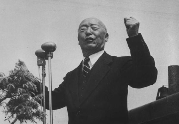 ▲ 1945년 해방후 귀국한 이승만 박사는 '뭉치면 살고 흩어지면 죽는다'고 외치며 자유단결-자유독립을 초지일관 추진, 김구의 김일성 합작을 반대하며 반공 자유민주공화국을 건국하였다.(자료사진)