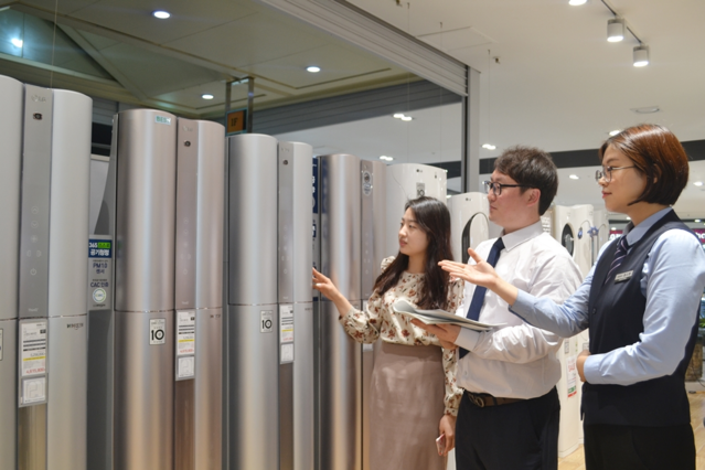 ▲ 에어컨을 구경하는 고객들. ⓒ전자랜드