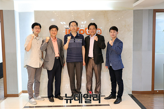 ▲ 사이버 관련 학회와 사회적 회사 창립을 준비하는 사이버개념연구회 연구위원들 
(왼쪽부터) 보안뉴스 권준 국장, 안보팩트 김한경 총괄에디터, 명지대 김영기 교수, 
㈜ ASK 송용우 본부장, 사이버개념연구회 이기종 대표 ⓒ오세진 기자