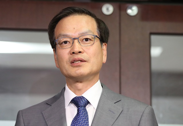 ▲ 문재인 대통령이 7일 문재인 정부 첫 특검인 '드루킹 특검'으로 허익범 변호사를 임명했다. 허익범 변호사가 이날 서울 서초구 사무실에서 나와 소감을 밝히고 있다. ⓒ뉴시스