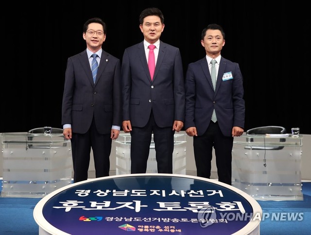 ▲ 경남도지사 후보들이 7일 오후 경남 창원시 의창구 KBS 창원홀에서 열리는 생방송 경남도지사 선거 후보자 토론회를 앞두고 촬영하고 있다. 왼쪽부터 더불어민주당 김경수 후보, 자유한국당 김태호 후보, 바른미래당 김유근 후보. ⓒ연합뉴스