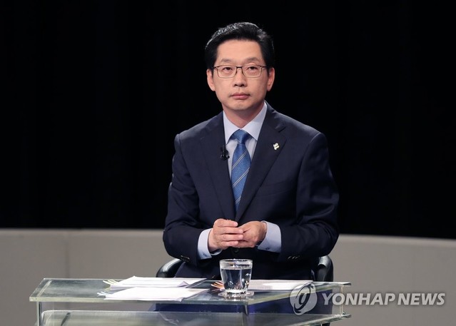 ▲ 더불어민주당 김경수 경남도지사 후보가 7일 오후 경남 창원시 의창구 KBS 창원홀에서 열리는 생방송 경남도지사 선거 후보자 토론회를 앞두고 생각에 잠겨 있다. ⓒ연합뉴스