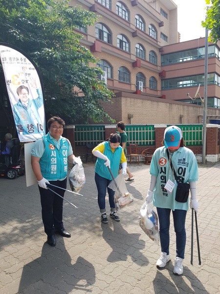 ▲ 이창록 후보가 선거운동원들과 함께 버려진 쓰레기를 줍고 있다.ⓒ이창록 선거사무소