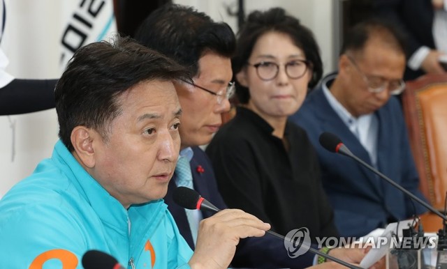 ▲ 바른미래당 김영환 경기지사 후보가 8일 오후 국회에서 열린 더불어민주당 이재명 경기지사 후보 막말사건 관련 기자간담회에서 발언하고 있다. ⓒ연합뉴스