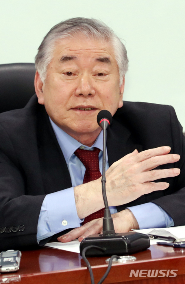 ▲ 문정인 대통령 통일외교안보특보. 사진은 지난 5월 25일 서울 여의도 국회의원회관에서 열린 '남북정상회담과 한반도의 미래 : 남북정상회담의 결과 분석과 남·북·미 관계의 모색' 세미나에서 강연하는 모습 ⓒ 뉴시스. 무단 전재 및 재배포 금지.