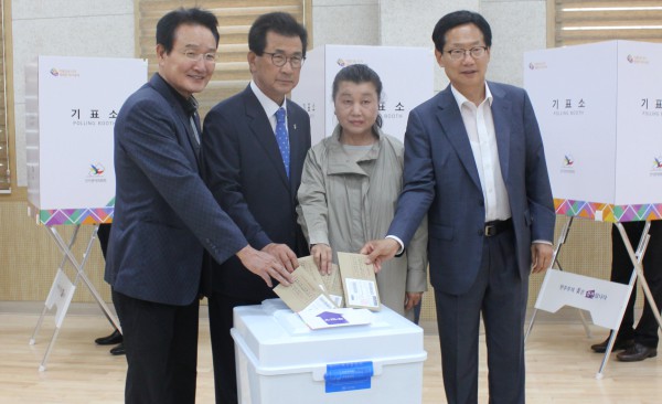 ▲ 613지방선거 사전투표 첫날 이시종 더불어민주당 충북도지사 후보가 청주시 청원구 율량사천동 주민센터 사전투표소에서 변재일 충북도당위원장, 부인 김옥신 여사, 오제세 국회의원 등과 투표를 하고 있다.(사진외쪽부터 두번째가 이 후보)ⓒ이시종 선거사무소