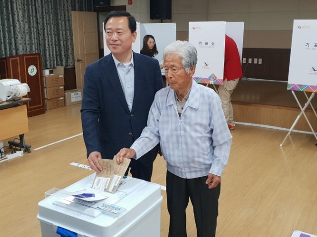 ▲ 박경국 자유한국당 충북도지사후보가 8일 아버지 박영래 옹과 함께 청주시 상당구 성안동 주민센터를 찾아 투표를 하고 있다.ⓒ박경국 선거사무소