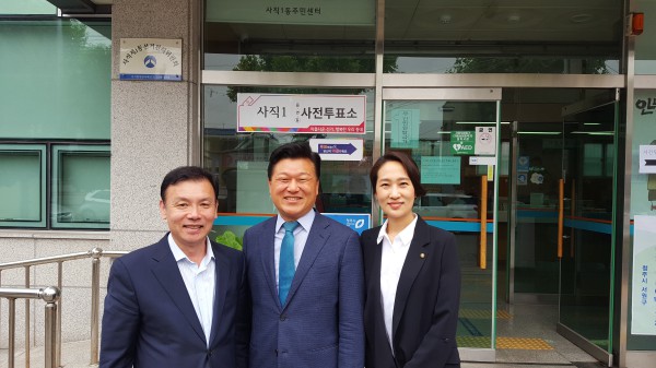 ▲ 신용한 바른미래당 충북도지사후보가 8일 안창현 바른미래당 충북도당 선거대책본부 수석대변인, 김수민 같은 당 충북도당위원장과 함께 청주시 서원구 사직1동 주민센터 사전투표소에서 투표를 했다.ⓒ신용한 선거사무소