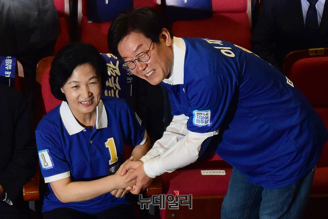 ▲ 지난달 16일 이재명 더불어민주당 경기도지사 후보가, 국회 의원회관에서 열린 '더불어민주당 중앙선대위 출정식 및 공천장 수여식'에서 추미애 대표와 인사를 나누고 있다. ⓒ  사진 이종현 뉴데일리 기자