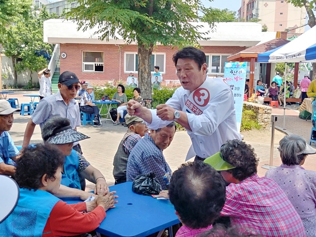 ▲ 강대식 동구청장 후보가 8일 ‘어르신이 대접 받는 행복동구’를 위한 공약을 발표했다.ⓒ강 후보측