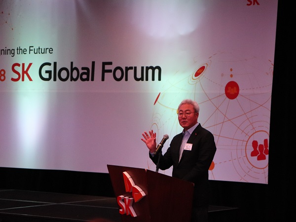 ▲ 김준 SK이노베이션 사장이 9일(현지시간) 미국 뉴욕에서 열린 ‘2018 SK 글로벌포럼’에서 인재경영에 관한 의견을 밝히고 있다. ⓒSK