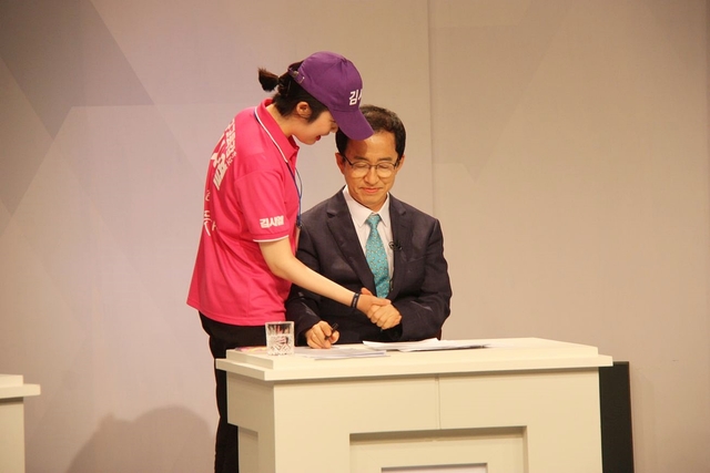 ▲ 지난 TV토론회에 앞서 김사열 후보와 딸 김도연 양의 모습.ⓒ김 후보측