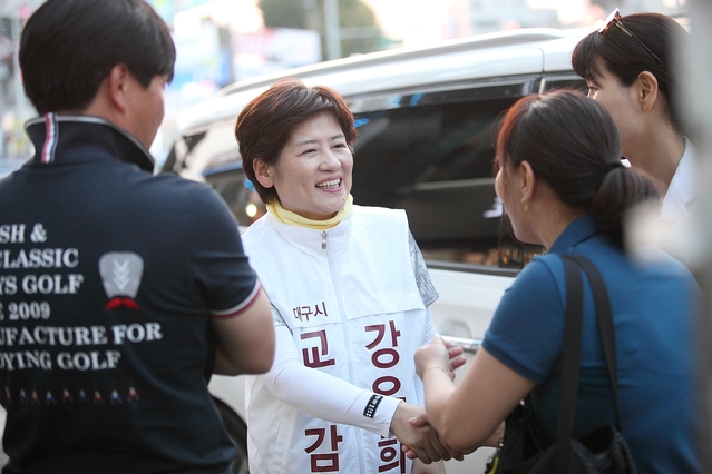 ▲ 강은희 대구시교육감 후보가 10일 성서 와룡시장을 찾은 시민들에게 인사하고 있다.ⓒ강 후보측
