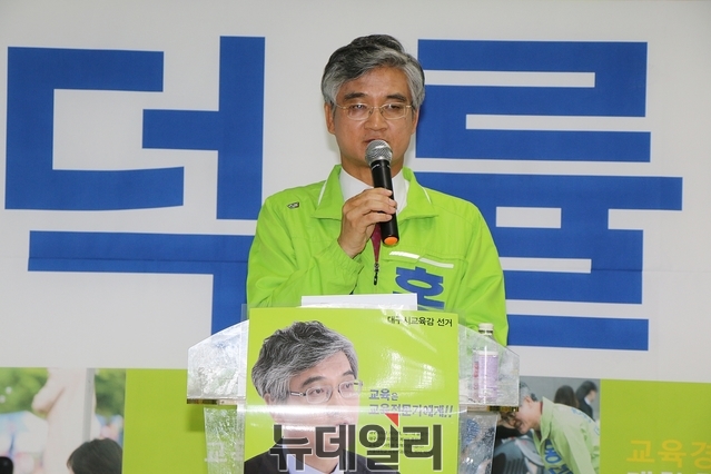 ▲ 홍덕률 후보가 10일 오후 기자회견을 갖고 얼마 남지 않은 선거에 공정하게 임할 것을 촉구했다.ⓒ뉴데일리