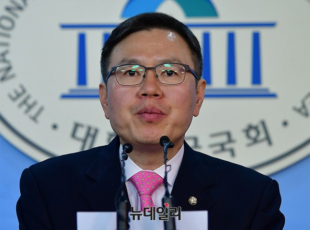 ▲ 국회 정론관에서 기자회견을 하고 있는 정태옥 의원. 현재는 탈당계를 제출해 무소속이 됐다. ⓒ뉴데일리 정상윤 기자