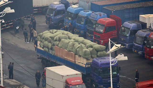 ▲ 中단둥에서 쌀을 가득 싣고 해관(세관)을 통과하려는 北트럭. ⓒ美자유아시아방송 관련보도 화면캡쳐.