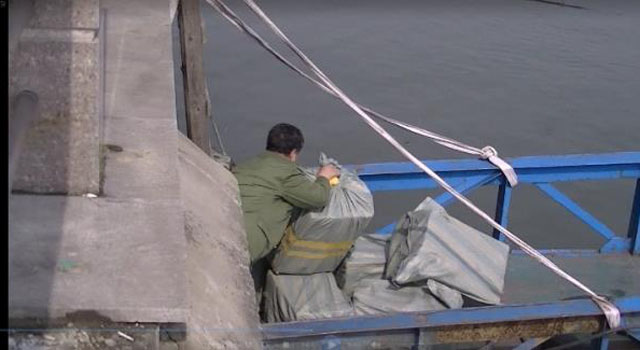 ▲ 中北 국경 지역에서의 밀수 장면. ⓒ북한전문매체 '뉴포커스' 관련보도 화면캡쳐.