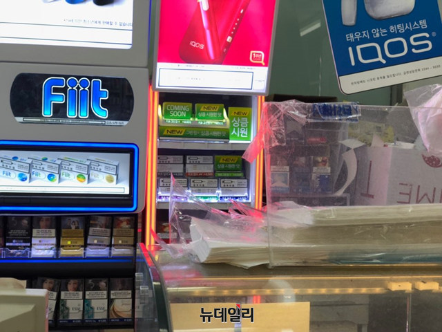 ▲ 담배 코너 최상층에 위치한 궐련형 담배들. ⓒ진범용 기자