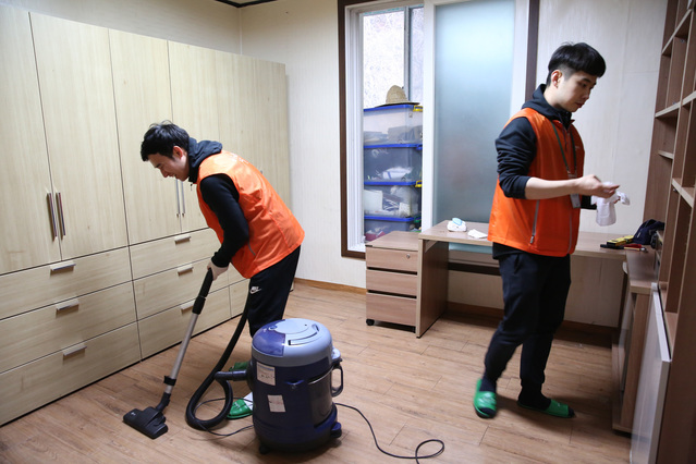 ▲ 주거환경 개선사업 후 신입사원들이 청소를 돕고 있다. ⓒ한샘