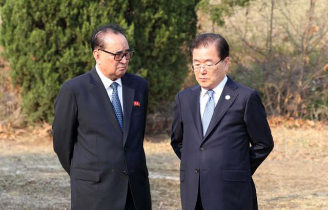 ▲ 지난 4월 27일 판문점 남북정상회담 때 대화를 나누는 리수용 노동당 국제부장과 정의용 청와대 국가안보실장. ⓒ뉴시스. 무단전재 및 재배포 금지.