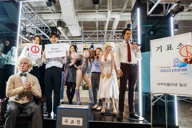 ▲ 한화 아쿠아플라넷 일산 얼라이브스타 '투표 독려 퍼포먼스'. ⓒ한화호텔앤드리조트