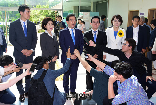 ▲ 박원순 더불어민주당 서울시장 후보와 부인 강난희 씨가 지난 8일 서울 세곡동주민센터를 찾아 사전투표하기에 앞서 기자들의 질문에 답하는 모습. ⓒ이종현 기자