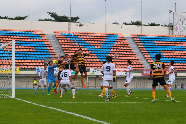 ▲ 무패행진으로 리그선두 독주를 하고있는 경주시민축구단 k3 어드밴스의 경기장면.ⓒ경주시