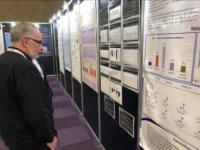 ▲ 유럽고혈압학회에서 포스터 발표된 카나브 임상결과 초록을 학회참가자가 유심히 바라보고 있다 ⓒ보령제약
