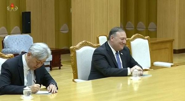 ▲ 지난 5월 마이크 폼페오 美국무장관의 두 번째 방북 이후 北선전매체가 공개한 사진. 왼쪽의 반백머리 신사가 앤드류 김 CIA 한국임무센터장이다. ⓒ北선전매체 캡쳐.
