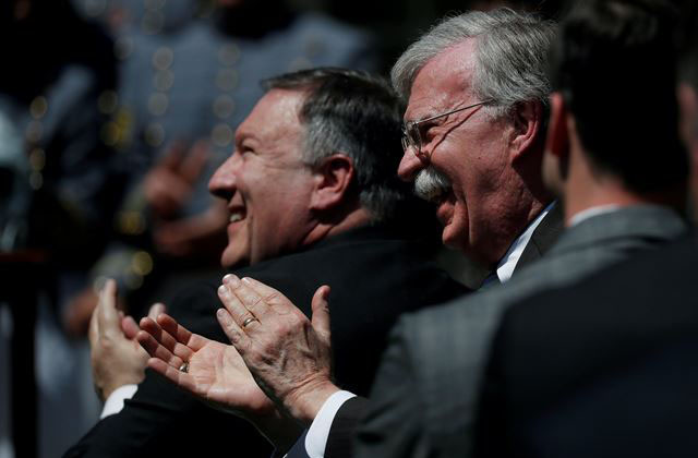 ▲ 지난 5일(현지시간) 美백악관 행사에서 활짝 웃는 폼페오 美국무장관과 존 볼턴 美국가안보회의 보좌관. 이날 사진에서 두 사람은 매우 화기애애한 모습이었다. ⓒ연합 로이터. 무단전재 및 재배포 금지.