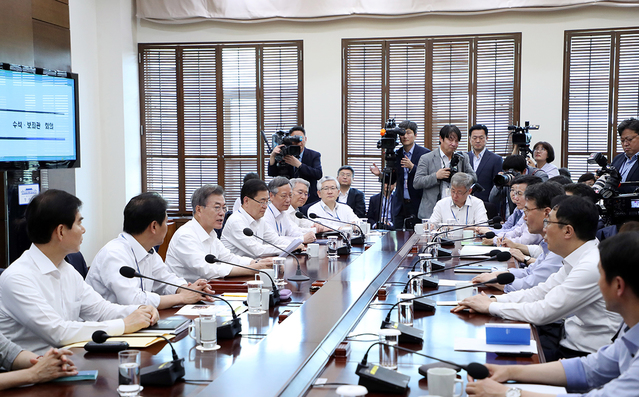 ▲ 문재인 대통령이 수석보좌관회의를 주재하는 모습. ⓒ청와대 제공