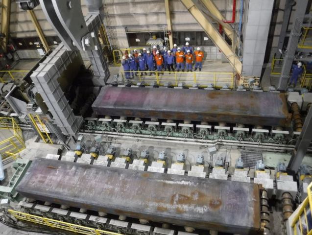 ▲ PosMC기술개발추진반 직원들이 연속 조업 성공을 축하하며 기념사진을 찍고 있다.ⓒ포스코