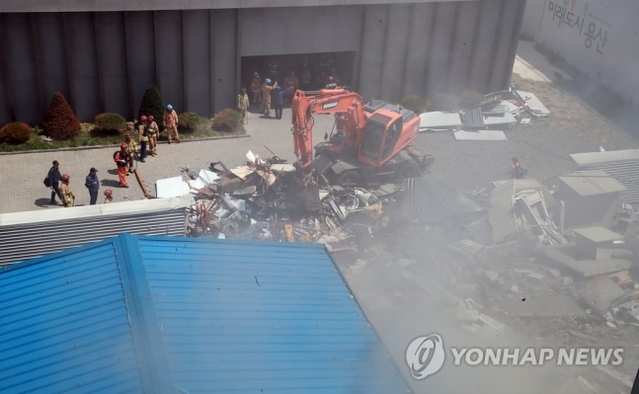 ▲ 지난 3일 낮 12시 35분경 서울 용산구 한강로 2가 4층 상가 건물이 무너졌다. 건물 붕괴 현장에서 119구조대원들이 수색 작업을 벌이고 있다.ⓒ연합뉴스 DB