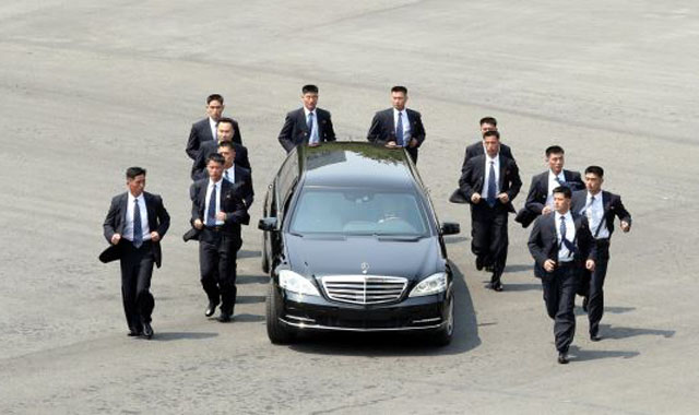 ▲ 김정은을 지근거리에서 경호하는 北호위총국 1국 소속 경호원들. 모두 장교계급이라고 한다. ⓒ뉴시스. 무단전재 및 재배포 금지.