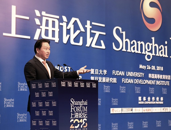 최태원 SK 회장이 지난달 26일 중국 상하이 국제컨벤션센터에서 열린 ‘2018 상하이포럼’에서 축사를 하고 있다. ⓒSK