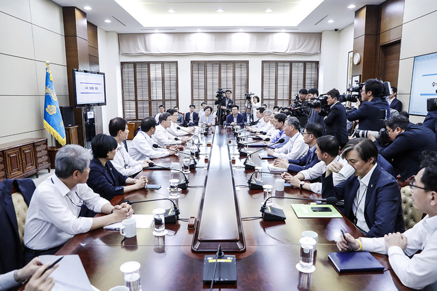 ▲ 문재인 대통령이 지난 11일 수석보좌관회의를 주재하는 모습. ⓒ청와대 제공