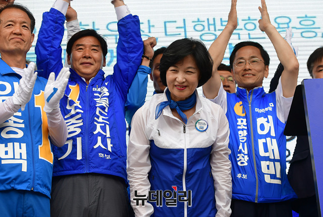 ▲ 추미애 더불어민주당 대표가 사전투표 마지막 날인 9일 오후 경북 포항시 북포항우체국 앞에서 열린 합동유세에서 후보들과 함께 인사를 나누고 있다. ⓒ뉴데일리 정상윤 기자