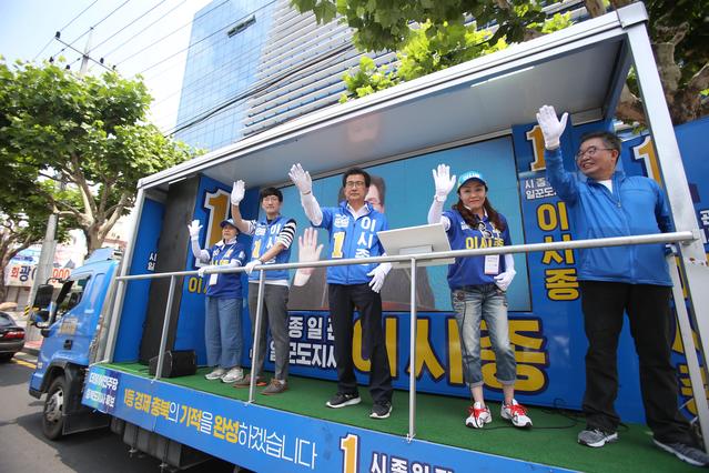 ▲ 이시종 더불어민주당 충북도지사 후보가 유세 마지막 날인 12일 유세차량을 타고 청주지역 주요 사거리를 돌며 지지를 호소하고 있다.ⓒ이시종 선거사무소