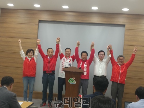▲ 박경국 자유한국당 충북도지사 후보가 12일 충북도청 브리핑룸에서 6·13지방선거 마지막 기자회견을 하고 있다.ⓒ박근주 기자