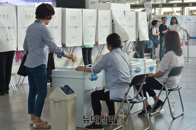 ▲ 6·13 지방선거 사전투표일이었던 8일 서울역에서 한 시민이 투표하고 있다. ⓒ뉴데일리 이종현 기자