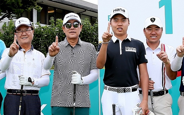 ▲ 양휘부 KPGA 회장(왼쪽) 김정태 하나금융 회장, 이승민 프로, 위창수 프로가 12일 열린 프로암 대회에 참가해 기념촬영을 하고 있다. ⓒ KEB하나은행