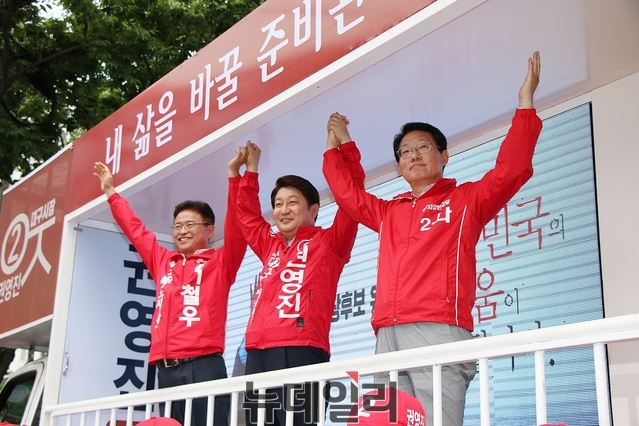 ▲ 자유한국당 이철우·권영진 후보, 김상훈 대구시당 위원장(왼쪽부터)이 12일 오후 신매시장 입구에서 거리유세차에 올라 시민 환호에 손을 들어 인사하고 있다.ⓒ뉴데일리 이지연 기자