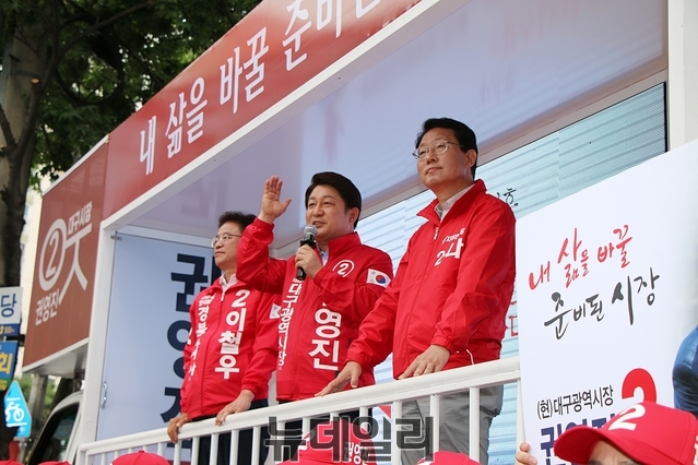 ▲ 권영진 후보(중간)가 신매시장 유세에서 대구통합공항 이전을 성공시켜 대구발전을 획기적으로 이루겠다며 지지를 호소하고 있다.ⓒ뉴데일리 이지연 기자