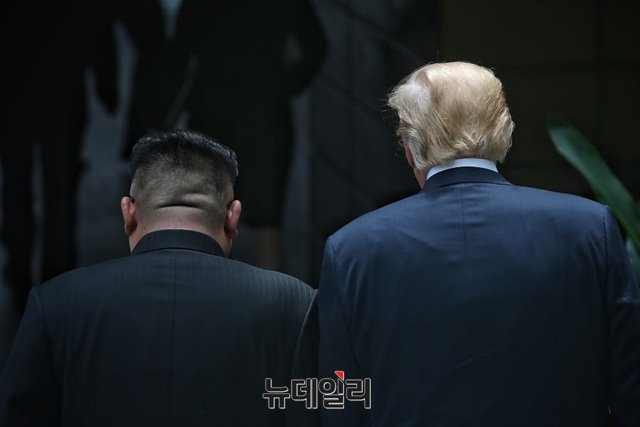▲ 등을 보이며 걸어가는 김정은과 트럼프 美대통령. 북한에 이어 미국도 한국에게 등을 돌린 걸까. ⓒ싱가포르 스트레이트 타임스 케빈 림 기자.