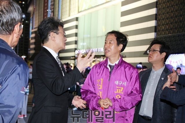 ▲ 김사열 대구교육감 후보가 유세 차량에서 잠시 내려와 시민들과 이야기 나누고 있다.ⓒ뉴데일리